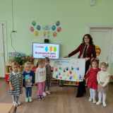 Дети с плакатом.средняя группа Б