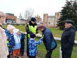 Ребята подготовительной к школе группы вручают фликер прохожему