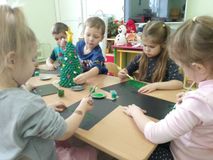Нетрадиционное рисование "Елочка"средняя группа