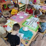 процесс изготовления снежинок.старшая группа