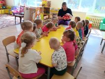 Рассматривание пожарной машины. первая группа раннего возраста