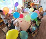 Средняя группа надували шарики