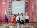 Девочки читают стихотворение Зинка
