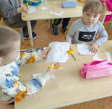 Работа над аппликацией, средняя группа А