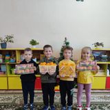 воспитанники старшей группы с мандаринами