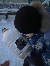 Глеб, устанавливает кормушку.