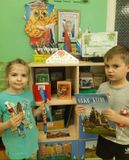 Коллекция книг, открыток и ручек.