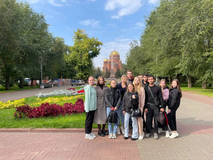 По пути следования  в Волгоградский музей изобразительных искусств им. И. И. Машкова: студенты группы УМД 2-20/11-21 на Аллее Героев 