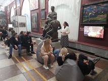 ПРОДОЛЖЕНИЕ ЭСКУРСИИ: Экскурсовод знакомит  студентов группы УМД 2-20/11-21  с экспозицией «ХХ ВЕК. ОТКРЫТЫЕ ФОНДЫ»  