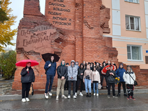 По пути следования в Музей тепла студенты группы УМД 1-21/11-22 у Дома Павлова