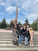 По пути следования в Волгоградский музей изобразительных искусств  им. И. И. Машкова: студенты группы УМД 2-20/11-21 у Вечного огня на Аллее Героев почтили память ГЕРОЕВ ВЕЛИКОЙ ОТЕЧЕСТВЕННОЙ ВОЙНЫ 