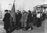 1960-е годы.  Колонна Ельниковской средней школы. Первомайский праздник