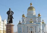 Памятник Ушакова на Соборной площади г. Саранска