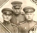 Бахтияров И. А.в центре