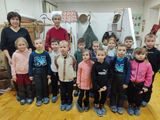 воспитанники детского сада около экспозиции