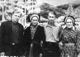 С семьёй после войны, слева