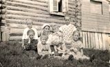 1960 г. Анастасия Романовна  с детьми у нового дома