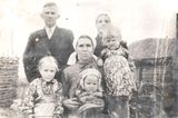 Супруги Мартышкины (на заднем плане) с детьми и матерью Анастасией Лаврентьевной