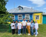 У дома коренного жителя с. Чурино