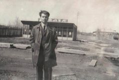 У кафе "Волга"