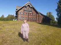 У знаменитого дома