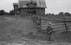 1992 г. Алена Голубева у дома Сергина.
