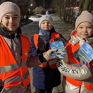 В День доброты юные инспекторы движения совместно с сотрудниками Госавтоинспекции Петрозаводска провели акцию.