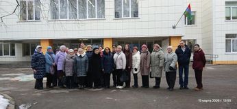 Музейщики перед Пряжинской школы