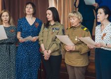 Поем  гимн слета