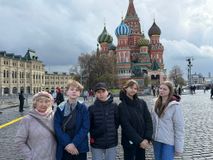 На фоне Василия Блаженного