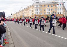 С портретами Героев СССР