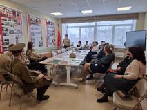 Учителя не только познакомились с выставкой, но и прослушали обзорную экскурсию