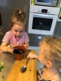 Сестрёнки Маша и Даша Митюковы сажают зелёные витамины для кролика и морских свинок