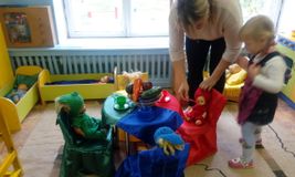 Обучаю игровому действию -кормление куклы Маши