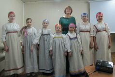 Фольклорная группа Теплинка с преподавателем Виноградовой Е.А.