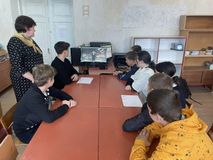 Каждый четверг в нашей школе проводятся занятия проекта "Билет в будущее" для учащихся 6-9 классов. Темы занятий разные "Тяжёлая промышленность", "Лёгкая промышленность", "Россия аграрная" и т.д. Все материалы для занятий подготовлены авторами проекта инт