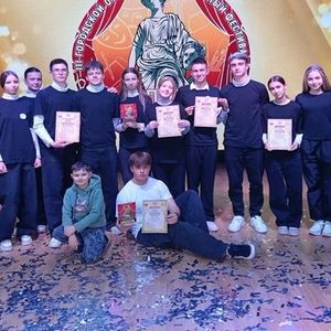 🎭 ТРИУМФ «ЗЕРКАЛА» НА ГОРОДСКОМ ФЕСТИВАЛЕ «МЕЛЬПОМЕНА В ШКОЛЬНОЙ ФОРМЕ»!