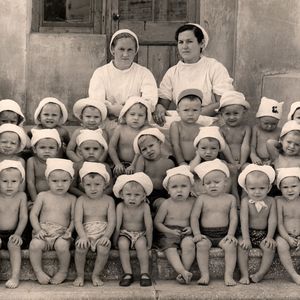 Стихотворение «Белые панамки» читает Елисеева Екатерина 11а МБОУ СОШ 9 Коврова