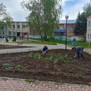 Преподаватели МБУ ДО "Теньгушевская ДШИ" посадили в клумбы цветы на центральной площади