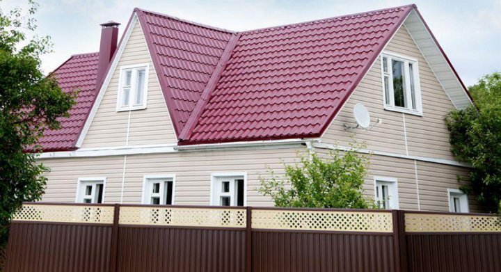 Деревянный дом с крышей из металлочерепицы