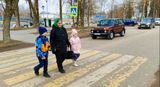 Поможем бабушке перейти дорогу