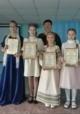 преподаватель  Долганина Е.В. и ее обучающиеся после награждения