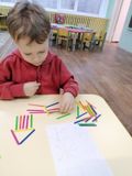 Индивидуальная работа. Дидактическая игра "Цветные палочки"