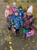Нас учит осень замечать, Как изменяется природа, В прогулках радость получать, Хоть и прохладная погода.