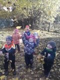 Веселится весть народ, дождь из листиков идет.