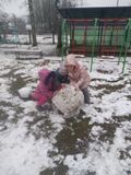 Как же весело лепить первого снеговика!