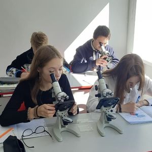 5 октября на уроке биологии восьмиклассники изучают микропрепараты тканей человека. Для успешной работы ребята используют микроскопы центра Точка роста.