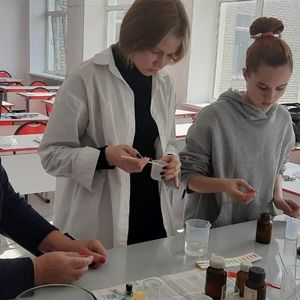 Ученики 10 естественно-научного профильного класса изучают гидролиз солей. Ребята проводят лабораторную работу с помощью оборудования центра Точка роста.