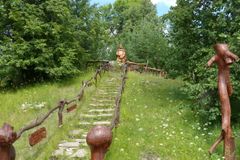 Подъем в гору к памятнику Чоткара.