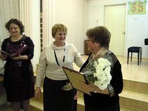 Депутат городского поселения Мытищи Беликова Н.В. вручает грамоту завучу ДШИ №3 Вершинской В.Н.